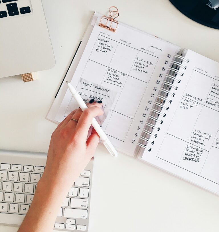 Asistente virtual usando herramientas digitales para organizar la agenda y tareas.