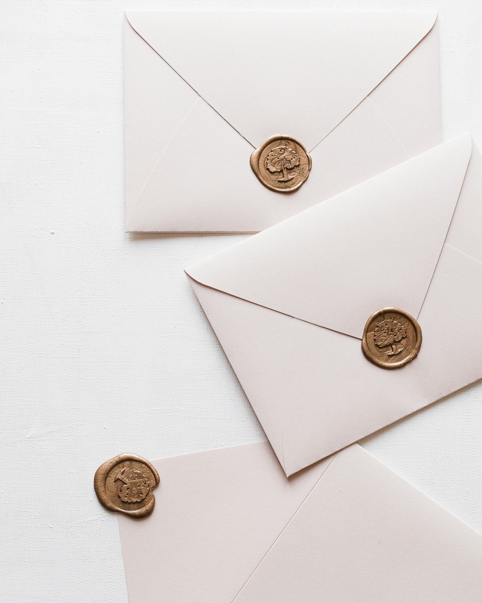 Asistente virtual creando campañas de email marketing profesionales.