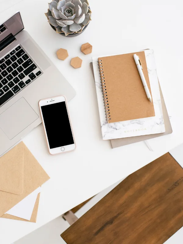 Asistente virtual brindando atención al cliente y gestión de correos empresariales.